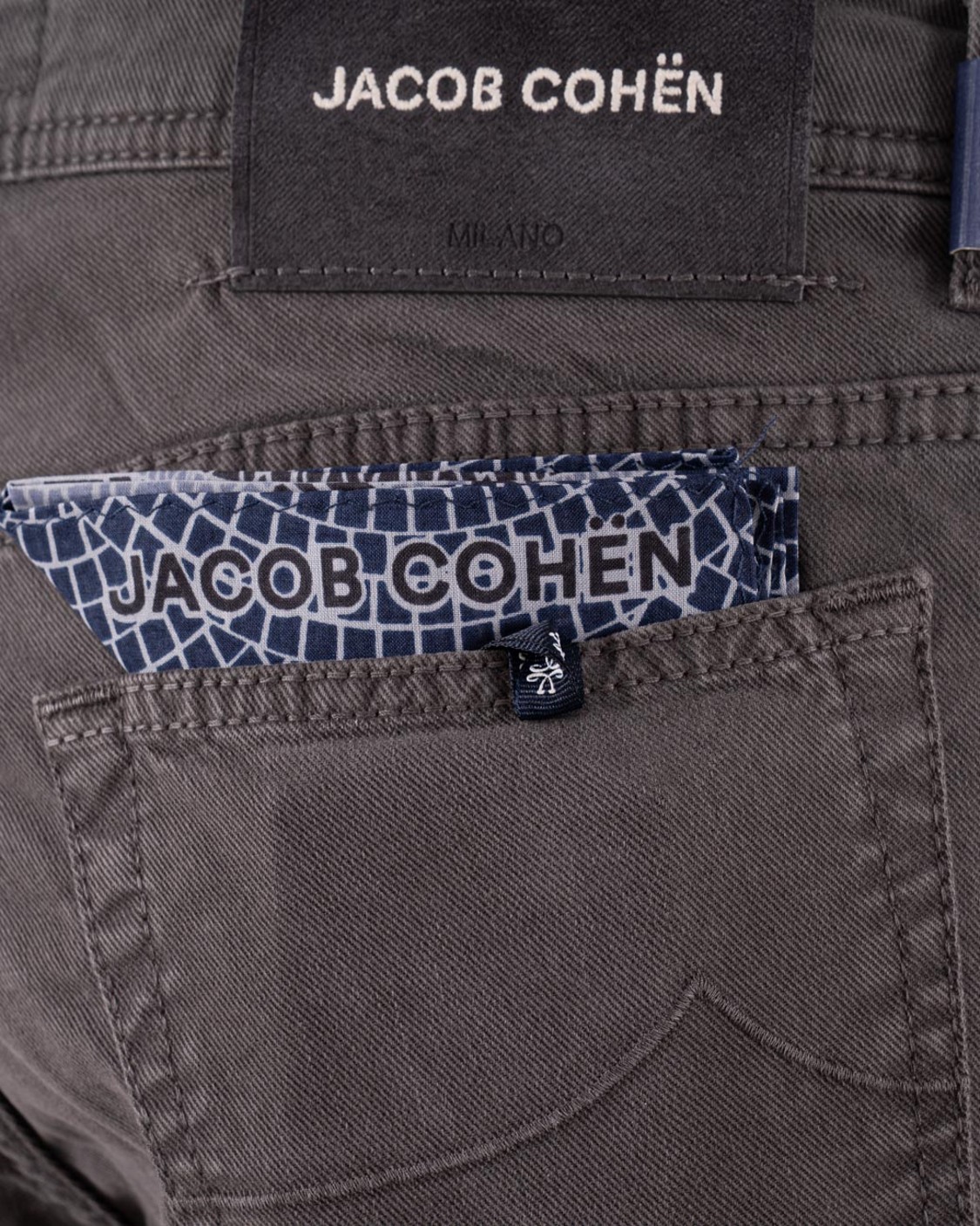 shop JACOB COHEN  Pantalone: Jacob Cohen pantaloni 5 tasche Bard.
Regular-slim fit.
Vita media.
Tessuto diagonale di lyocell e cotone stretch tinto in capo tortora.
Salpa in pelle scamosciata marrone e panna con pattern a laser. Logo ricamato.
Bottone smaltato opaco con motivo circolare e logo 3D, finitura terra.
Include bandana con stampa mosaico e rocchetto di filo.
Patta interna ricamata con nome del pantalone e citazione del fondatore.
Composizione: 49% lyocell, 49% cotone, 2% elastan/spandex.
Made in Italy.. QE004 S4216-C35 number 7843908